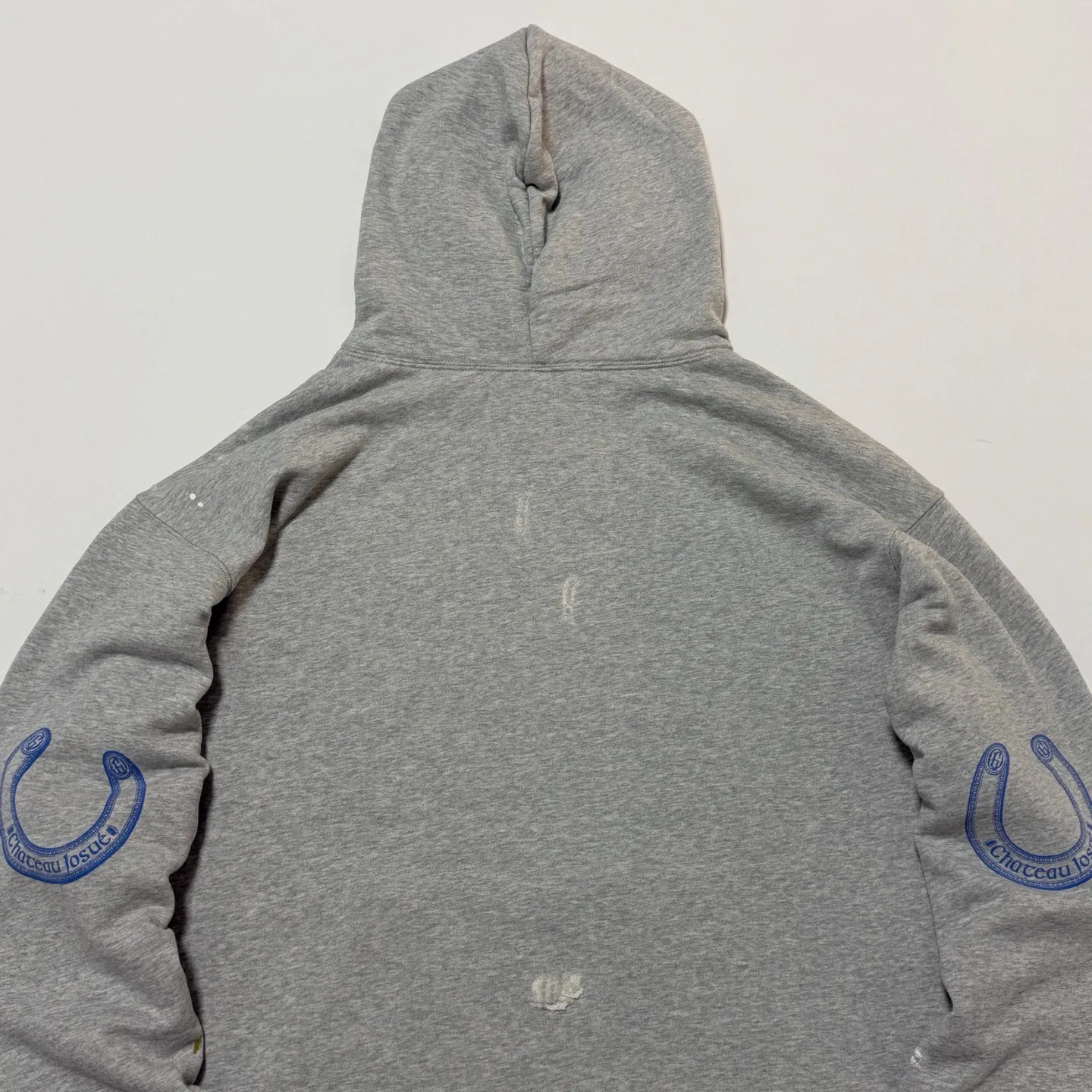 GALLERY DEPT. CHATEAU RANCH HOODIE/HEATER GRAY Horseshoe Winery Splashed Ink Destroyed Hoodie Washed Gray S-XL Assute Reactive Dyes Ready-made Horseshoe Fading Process Post-Fry Color Processing Super Heavy and Cumbersome Too Many Cuts and Hanging Wormhole Destruction Process➕Hand-Splashed Ink Very Time-consuming and Labor-intensive Correct Version Original Main Mark➕Large Main Mark➕Yellow Wash Mark The original BOXY short and wide version has not been changed at all. God-cut. Authentic level printing process. Post-washing treatment to show natural aging effect.